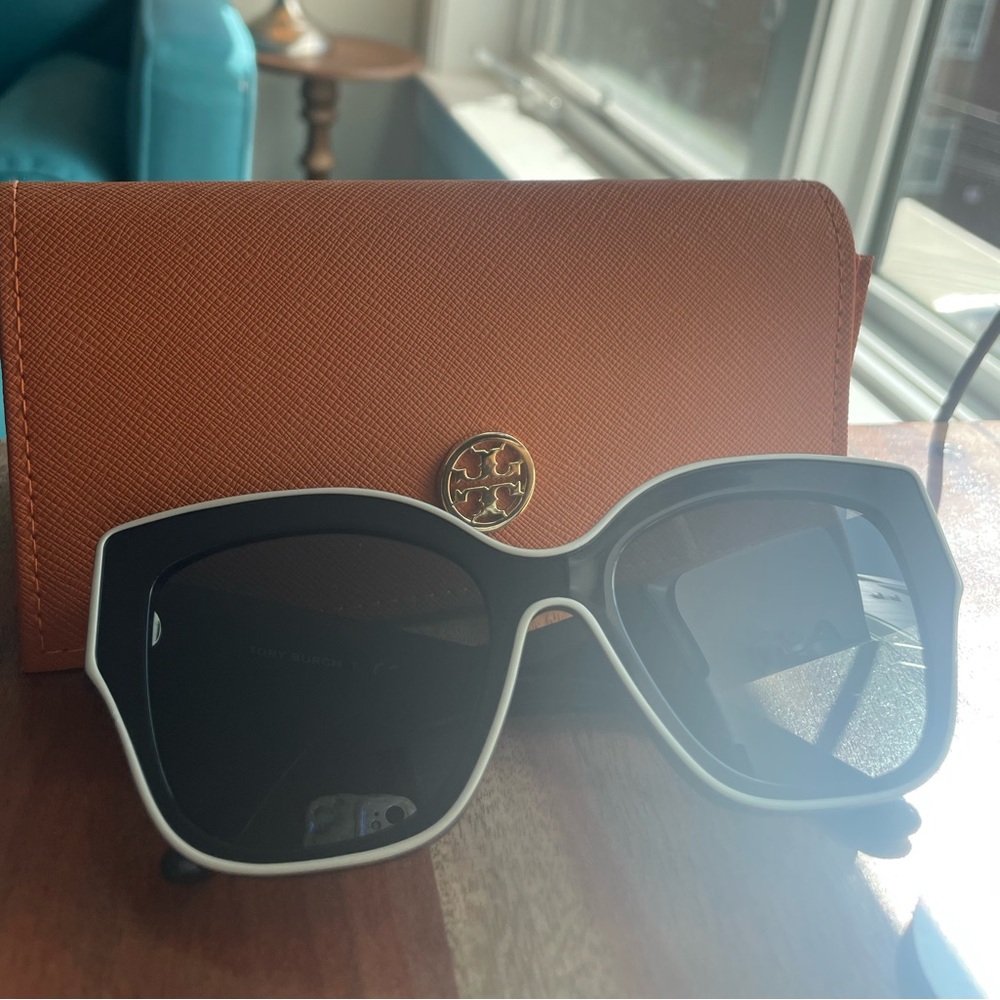 TORY BURCH CAT EYE SUNGLASSES GREAT CONDITION